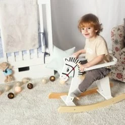Mamabrum Houten Hobbelpaard - Wit - Hobbel Paard / Dier Schommelpaard Hobbeldier Wip Schommeldier Hout - 1 2 3 4 Jaar - Hobbelfiguur Baby Hobbeldieren Schommelpaardje Schommeldieren -babygyms Winkel 550x366 143