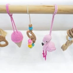 Louas Loua's Favorites Houten Babygym Roze Met Gehaakte En Houten Speeltjes - Gehaakte - Babyspeelgoed - Baby Speelgoed 0 Jaar - Babygym Hout - Baby Gym - Flamingo - Baby Speelrek - Baby Rek -babygyms Winkel 550x428