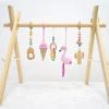 Louas Loua's Favorites Houten Babygym Roze Met Gehaakte En Houten Speeltjes - Gehaakte - Babyspeelgoed - Baby Speelgoed 0 Jaar - Babygym Hout - Baby Gym - Flamingo - Baby Speelrek - Baby Rek