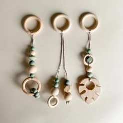 Friemel Babygym Monstera Bladeren Sage | Babygym - Babygymhangers - Bladeren - Monstera - Groen - Spelen - Speelplezier - Baby - Meisje - Jongen - Handgemaakt - Hout - Kraamcadeau - Babyshower -babygyms Winkel 550x550 296