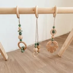 Friemel Babygym Monstera Bladeren Sage | Babygym - Babygymhangers - Bladeren - Monstera - Groen - Spelen - Speelplezier - Baby - Meisje - Jongen - Handgemaakt - Hout - Kraamcadeau - Babyshower -babygyms Winkel 550x550 298