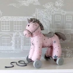 Little Bird Told Me - Celeste De Eenhoorn - Trekpaardje - Roze En Grijs 12 Little Bird Told Me - Celeste De Eenhoorn - Trekpaardje - Roze En Grijs -babygyms Winkel 550x660 9