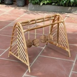 House Of Tods Babygym Dina Rotan Handgemaakt - Spelen - Baby - Inclusief Hangers - Met Geluid - Kraamcadeau - Natuurlijk - Duurzaam - Kinderkamer - Babykamer - 2021 - Exclusief Model -babygyms Winkel 550x733 2