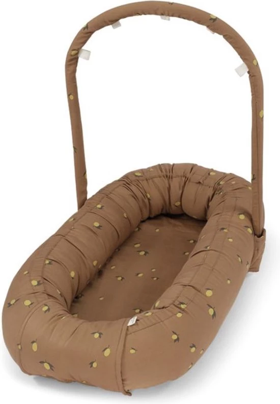 Konges Slöjd Konges Slojd - Babynestje Met Babygym - Lemon Brown 1 Konges Slöjd Konges Slojd - Babynestje Met Babygym - Lemon Brown
