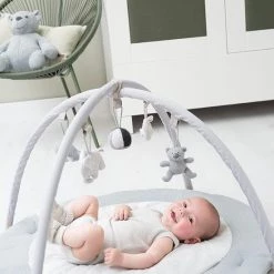 Baby's Only Rond Baby Speelkleed Met Boog - Baby Gym - Playmat - Speelmat - Zilvergrijs/Grijs/Wit - 87 Cm - Gebreide Figuurtjes 14 Baby's Only Rond Baby Speelkleed Met Boog - Baby Gym - Playmat - Speelmat - Zilvergrijs/Grijs/Wit - 87 Cm - Gebreide Figuurtjes -babygyms Winkel 550x823 16