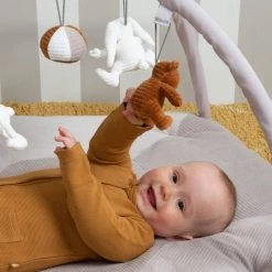 Baby's Only Baby Speelkleed Met Boog - Baby Gym - Playmat - Speelmat Sense - Caramel/Kiezelgrijs/Wit - Zachte Rib Corduroy Stof - 94x83 Cm 12 Baby's Only Baby Speelkleed Met Boog - Baby Gym - Playmat - Speelmat Sense - Caramel/Kiezelgrijs/Wit - Zachte Rib Corduroy Stof - 94x83 Cm -babygyms Winkel 550x824 2